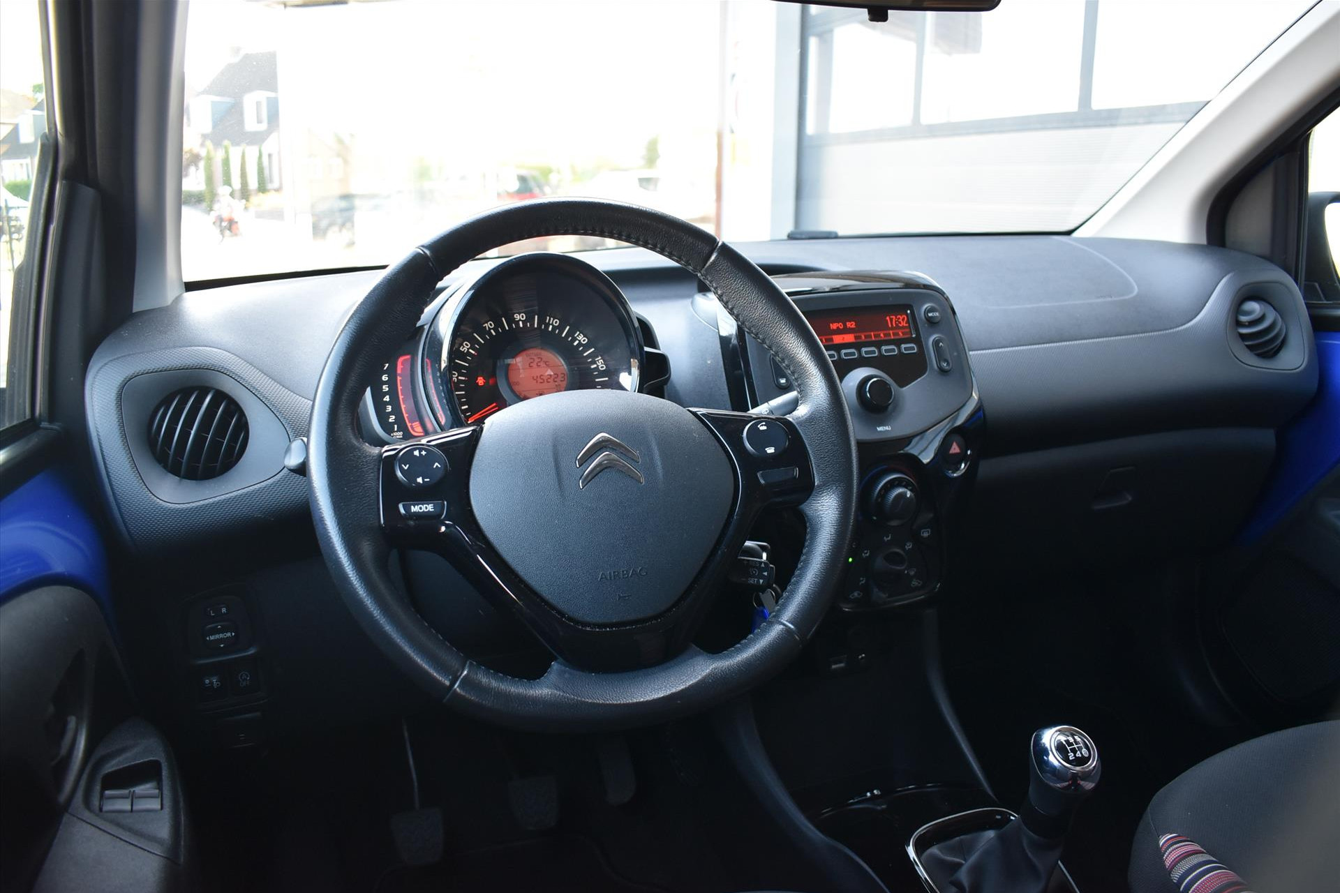 44771451-14.jpg