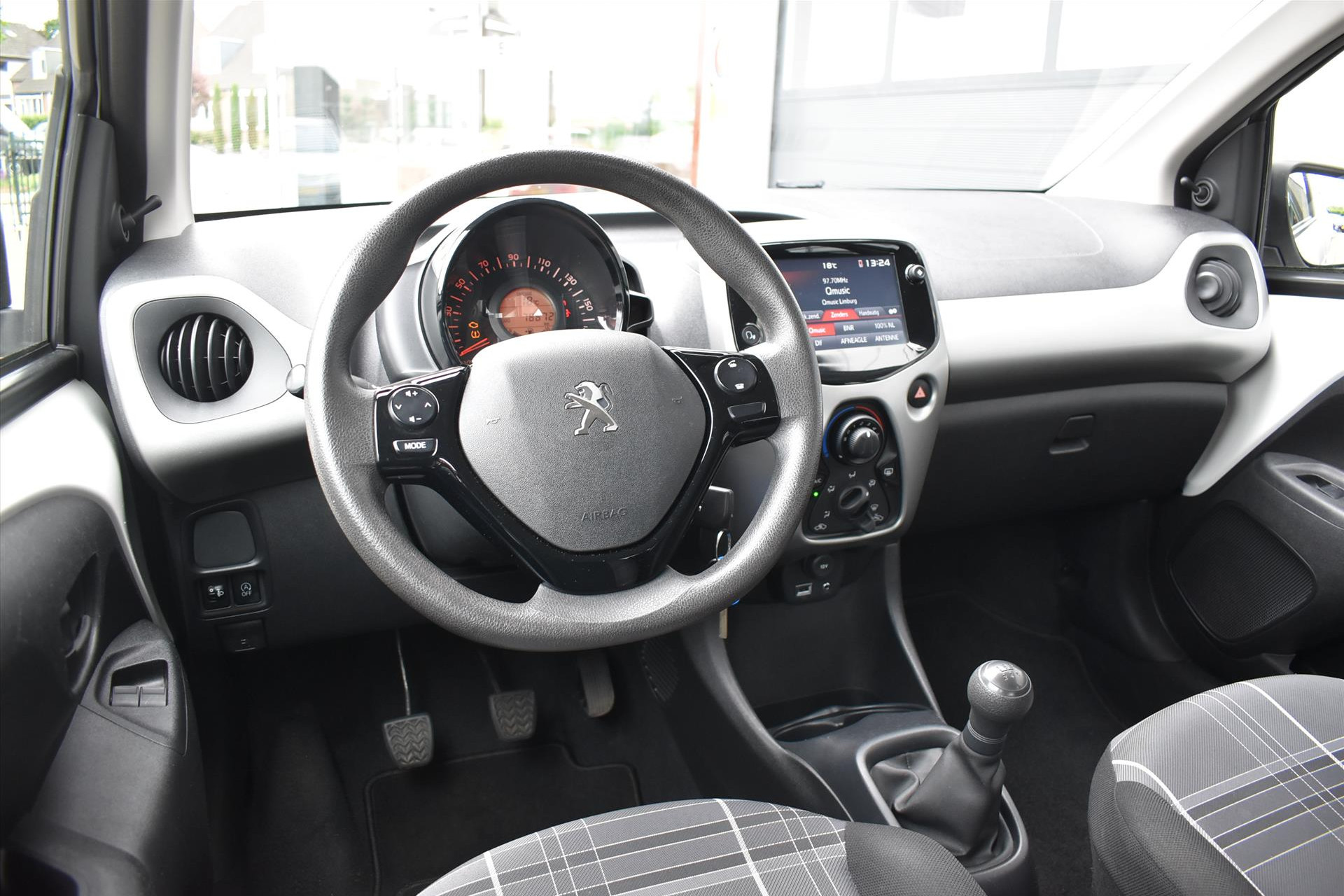 45412845-16.jpg