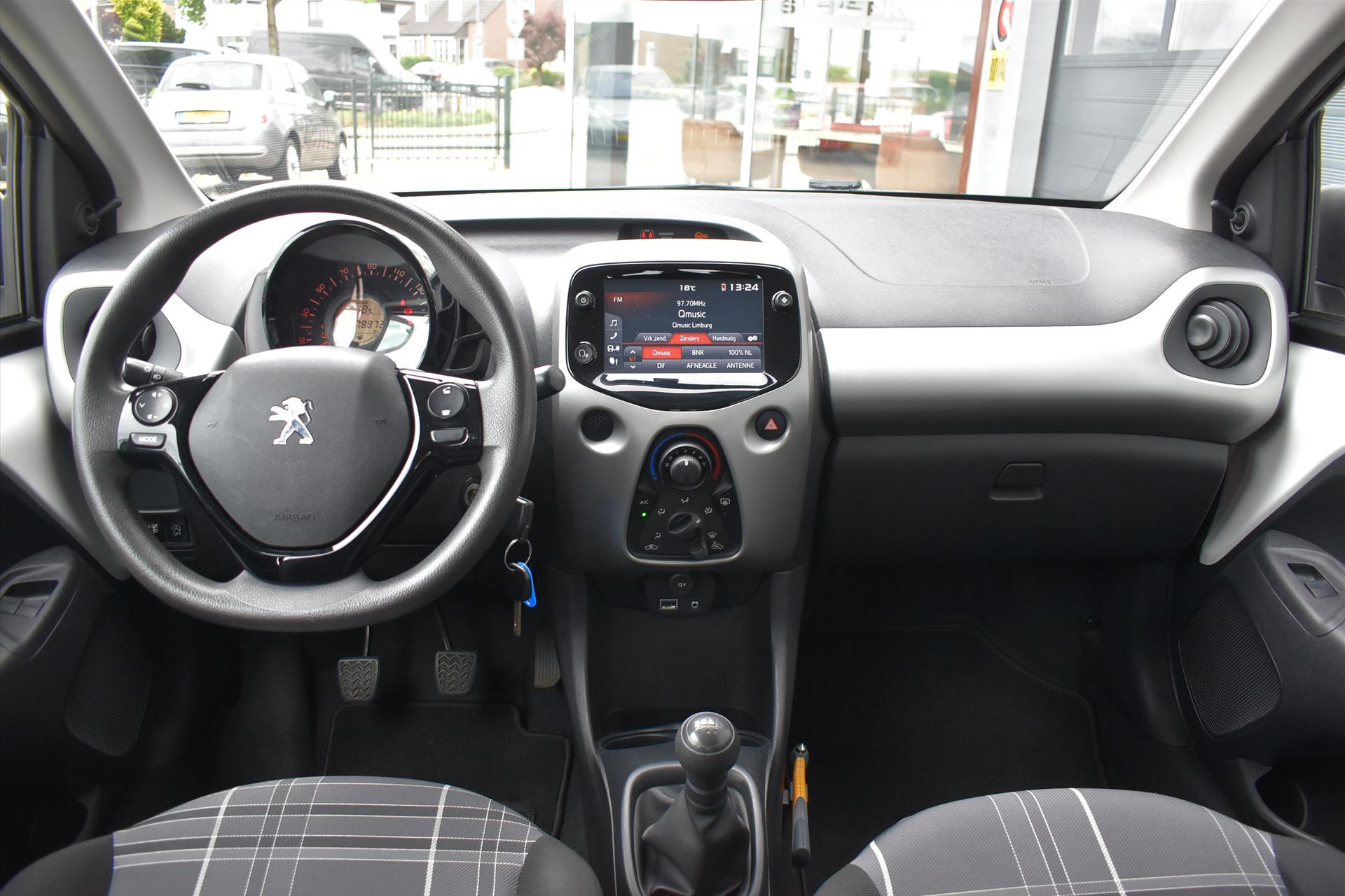 45412845-4.jpg