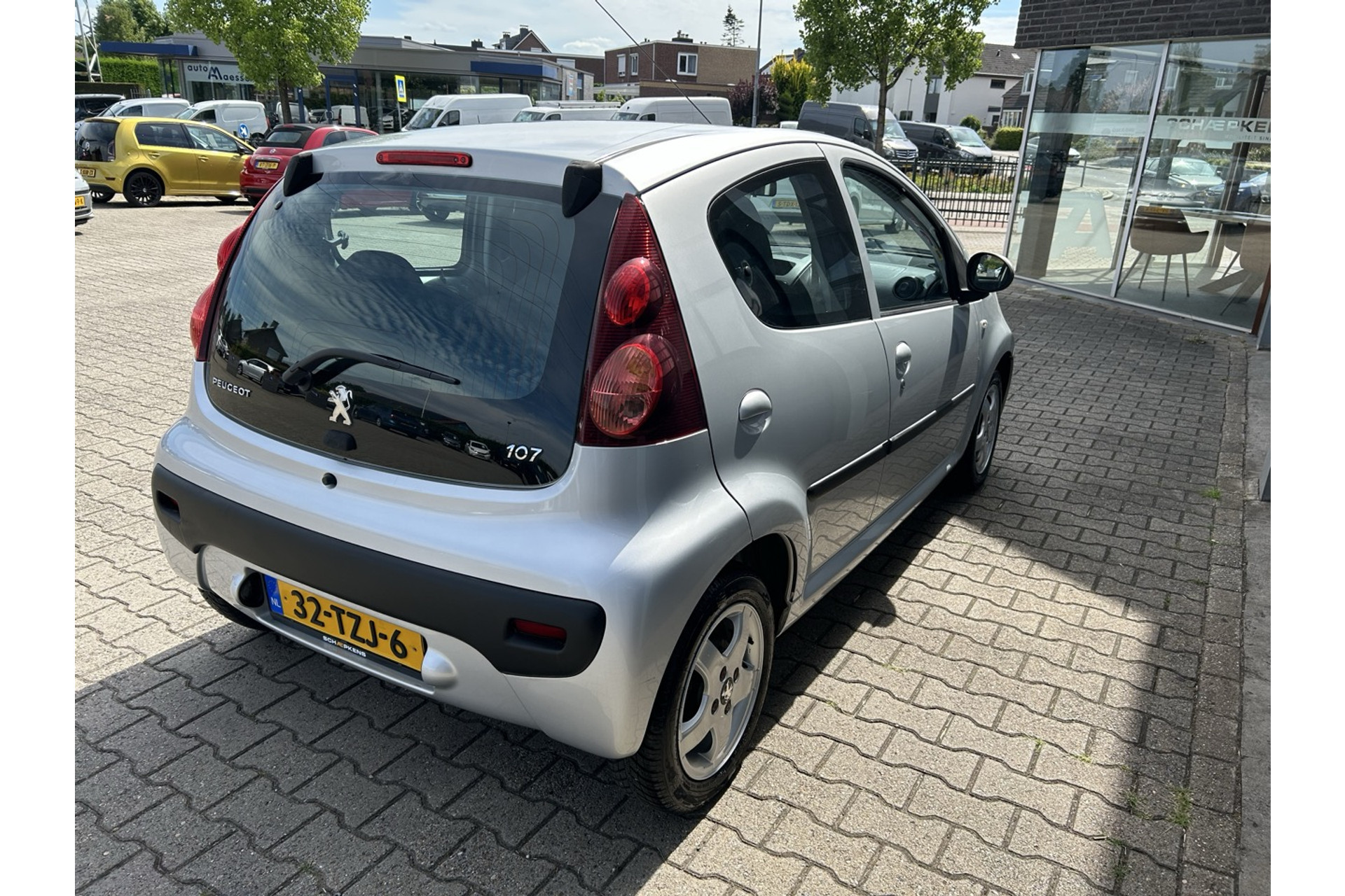 46102902-14.jpg