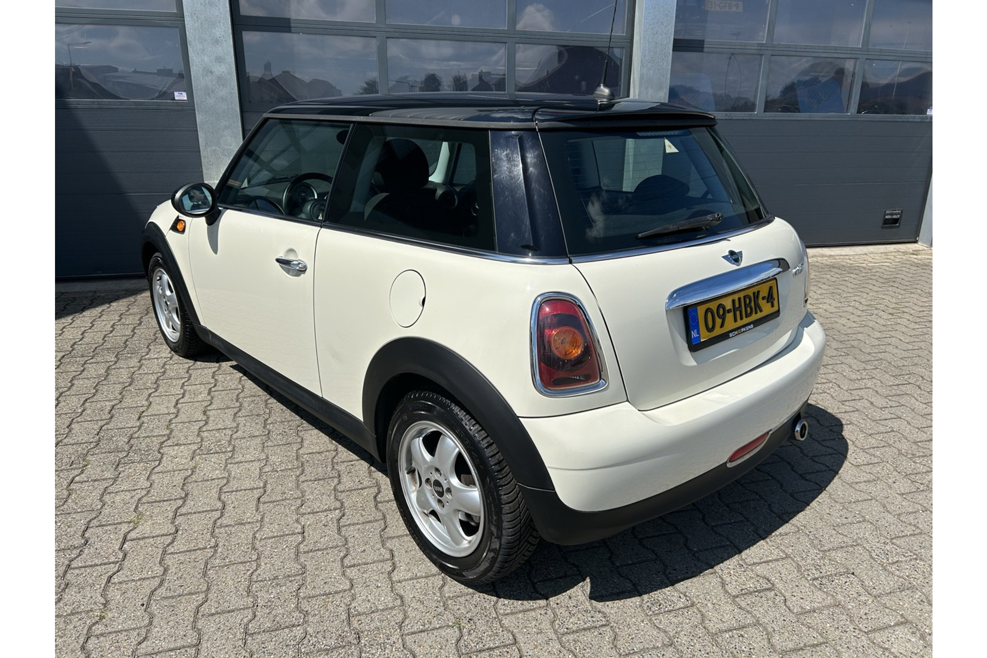 46399931-2.jpg
